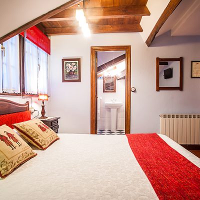 Intimidad y calidez en habitaciones con cama matrimonial o dos camas