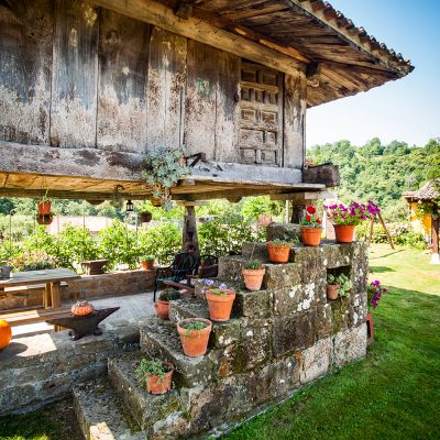 El hórreo centenario aún en uso, una muestra de la arquitectura tradicional asturiana