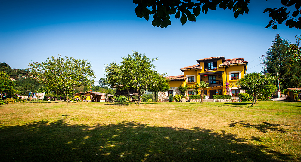 Panorámica de la casa rural y jardín