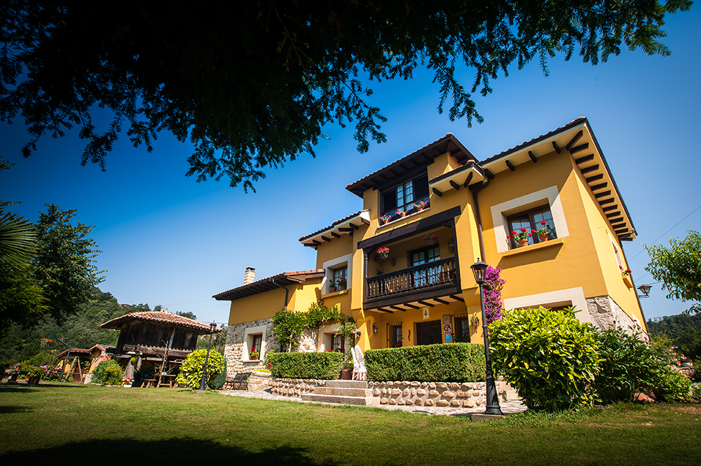 Fachada principal de la casa rural Riosol