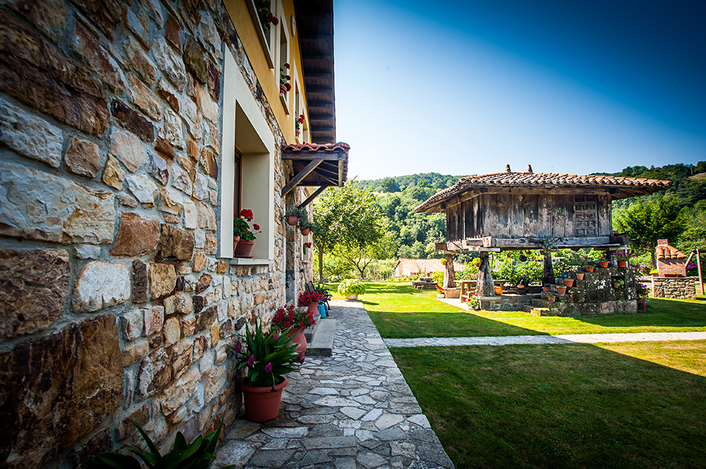 Vista desde la esquina de la casa rural del hórreo y el jardín