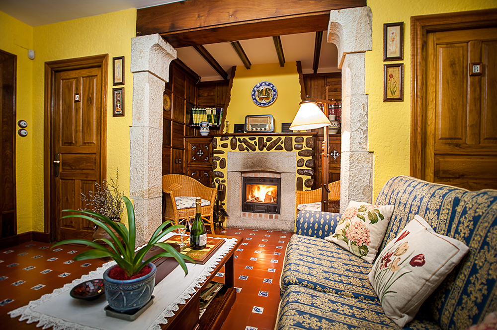 Salón principal de la casa con su chimenea