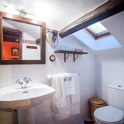 La luz cenital ilumina el cuarto de baño con techo abuhardillado